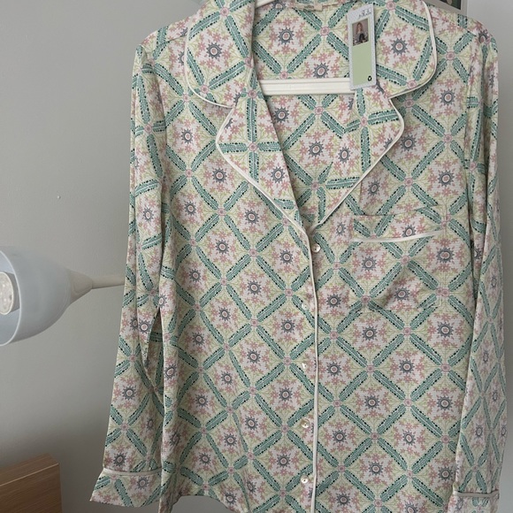 very beautiful, elegant, classy pyjamas. Beautifully sewn with fine details. - Picture 6 of 7